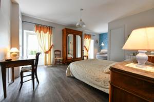 Chambre Saumon avec ses 2 fenêtres