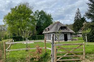 La chaumiere au coeur de son jardin au printemps