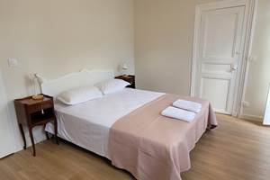 LA-BELLE-SAISON-Luchon-Location-d'appartements-Gentiane-Chambre1