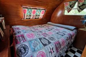 camping-la-perle-creuse-caravaneUS-Hollywood-chambre