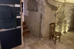 salle-de-bain-troglodyte-gite-jacuzzi-couple-chinon-touraine