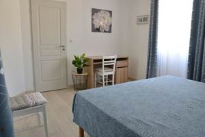 Chambre 2 Gîte Divine Etoile Bureau wifi Fibre gratuit fenêtre double vitrage placard penderie de rangement