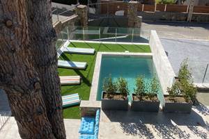 Espace bronzage et farniente au bord de la piscine, à 2 pas de la plage.