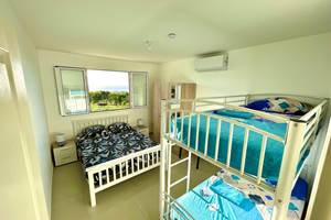 Chambre 3 avec lit 140 x 190 + 2 lits superposés