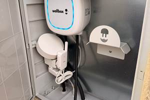 mas-des-anges-borne-wallbox-recharge-voiture-electrique-installation-murale_ecoresponsable_soussans-margaux