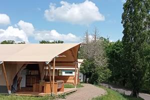 camping-la-perle-creuse-tente safari-5personnes-vue extérieure camping