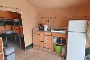 Camping-la-perle-tente-safari-6personnes-cuisine