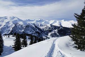 Une piste de randonnée balisée avec retour par une piste de ski du domaine