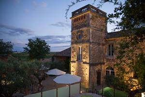 Ancienne tour du XVllle siècle rénovée en chambre insolite au cœur des vignes de l Hérault