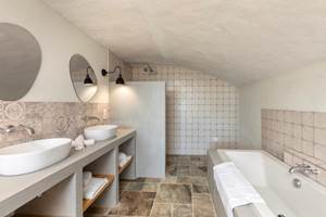 33 Oliveres Citerne Chambre parentale salle d'eau