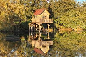 Cabane sur pilotis et sa barque
