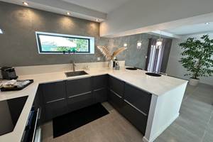 Cuisine moderne entièrement équipée pour préparer vos repas comme à la maison