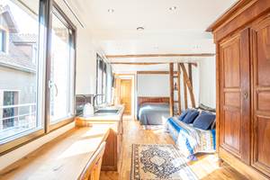 Les tables de travail du studio