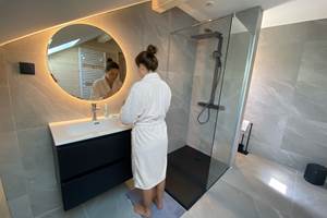 Salle de bain à l'étage avec douche italienne et WC