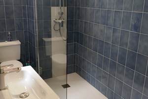 Salle de bain et toilettes .