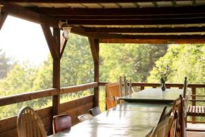 Grande terrasse couverte pouvant accueillir 25 personnes attablées