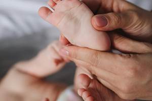 Massage pieds bébé