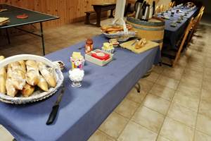 Petit déjeuner de groupe servi dans la salle commune