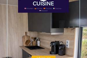 Cuisine entièrement équipée avec plaques de cuisson, four, micro-ondes, réfrigérateur, machine à café, bouilloire, ustensiles et vaisselle, offrant tout le nécessaire pour cuisiner en toute autonomie.