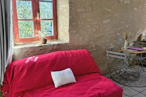 canape-rouge-chambre-champetre-gite-saisonnee-centres-aveyron
