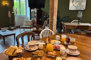 Petit déjeuner installé avec soin, prêt à être partagé dans une ambiance conviviale.