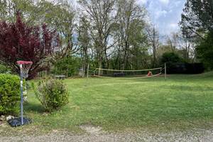 Espace de jeux ,ping-pong,pétanque ,badminton etc ...