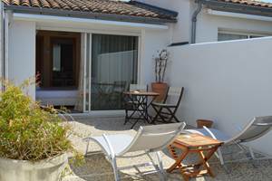 Terrasse privative de la chambre Acacia