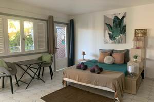 Chambre avec cuisine attenante