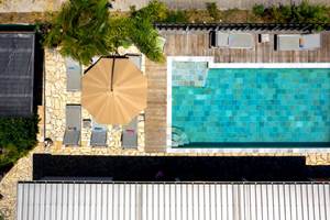 vue de drône piscine et deck de la Villa Miranda