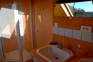 Suite familiale "Le Grenier" - salle d'eau avec douche et deux vasques de lavabo