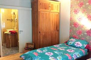 La chambre fleurie donnant sur l'arrière du bâtiment