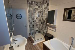 Salle de bain 1: Un douche, 1 baignoire, 1 lavabo.