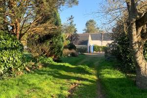 gîte de kergavan - jardin vers le gite