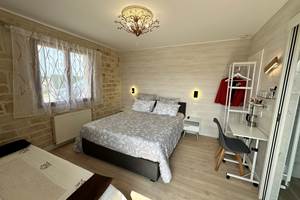 chambre-raphael-lit-queen-size_canapé-2-places_spacieuse_calme_lumineuse_mas-des-anges_soussans-margaux-medoc-bordeaux-pauillac-moulis-vignoble-accessibilite
