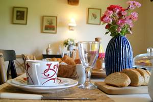 table-petit-déjeuner-bed-and-breakfast-saultchevreuil-villedieu