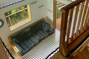 Vue du séjour depuis l'étage avec filet type catamaran