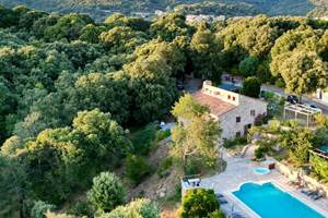 Domaine Cardu, chambres d'hôtes avec piscine entourées de nature sauvage en Corse.