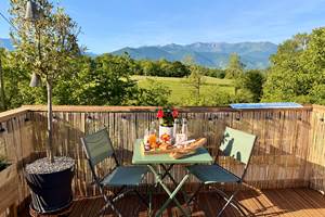 Petit-déjeuner sur la terrasse face aux montagnes