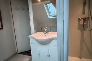 Salle de bain privative avec douche et WC, réservée exclusivement aux occupants de la Suite Familiale