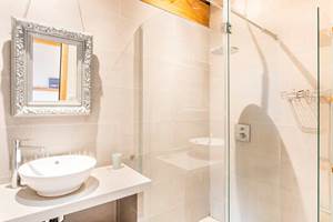 La grange Thiebault, la salle de bain du RDC