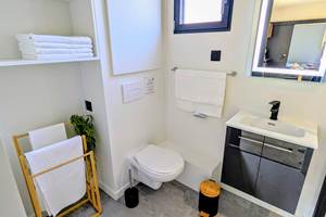 salle-de-bains-toilettes-avec-linge-fourni