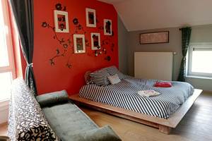 La chambre rouge peut recevoir les parents et 2 enfants
