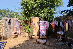 Douche solaire et toilette sèche