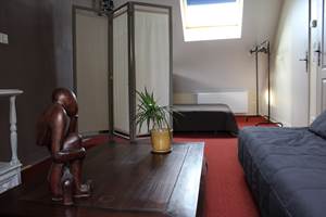 Chambre confortable disposant d'un lit queen size et d'un espace salon. TV écran plat. Salle de douche et toilettes privés. Deux fenêtres vue campagne et deux vélux éclairent l'espace.Chauffage central et climatisation individuelle contribuent à votre confort.