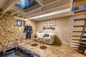 Pièce avec Jacuzzi privatif 3 places