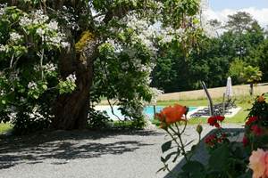 DOMAINE DU CHAMP DE L'HOSTE - maison d'hôtes à Larzac 24170 - domaine du champ de l'Hoste - piscine - Dordogne - location gîte - location maison de vacances - été fleuri -