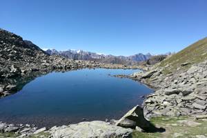 Le lac de Roche Noire avec vue sur les Ecrins et la Meige