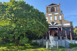 La façade et le châtaignier