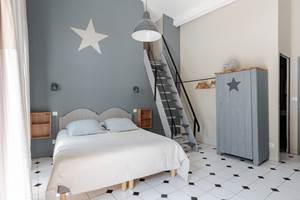 chambre spacieuse hauteur sous plafond