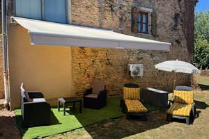 Jardin privatif de 74 m2 avec table, transats et barbecue